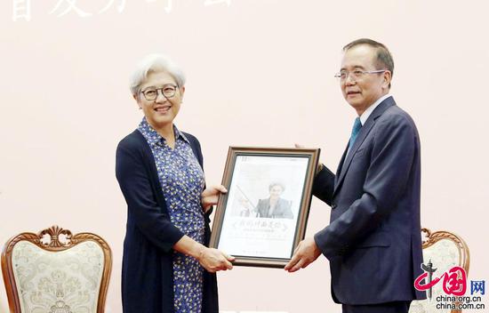 傅莹大使现场赠书120册,作为对北京大学百廿校庆的美好祝福。中国网记者 杨楠摄影