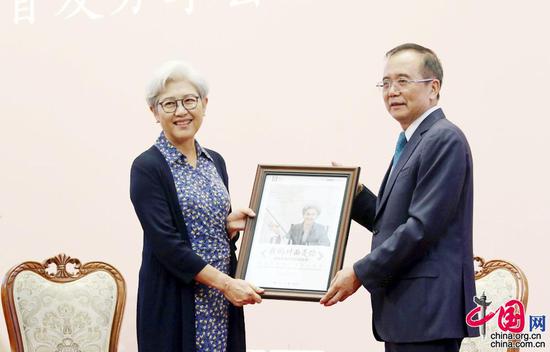 傅莹大使现场赠书120册，作为对北京大学百廿校庆的美好祝福。中国网记者 杨楠摄影