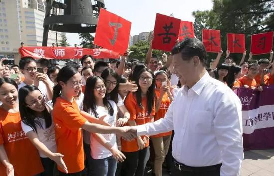 2014年9月9日，习近平总书记来到北京师范大学看望教师学生