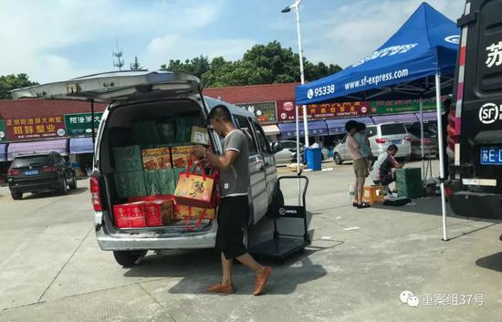 ▲9月20日，阳澄湖凤阳路水产市场，一位商贩将印有阳澄湖大闸蟹的礼盒装车。新京报记者 半年/摄