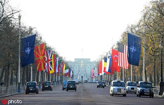 12月2日，伦敦街头悬挂的北约成员国旗帜 图自IC photo