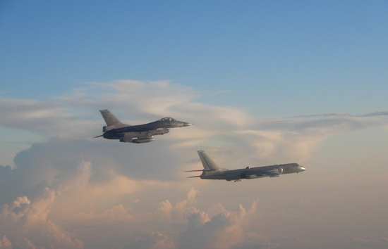 台军F-16战机伴飞解放军轰6K。（图片来源：台湾联合新闻网）