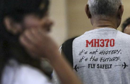 7月30日,馬來西亞政府就馬航MH370客機失聯事件,向媒體發佈最終調查報告。圖爲衆多MH370失聯者親屬在馬來西亞交通運輸部大樓內等待。 東方IC 圖
