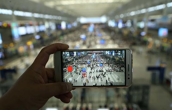2019年5月3日,上海虹桥火车站,大量旅客聚集在出发大厅。 IC 图