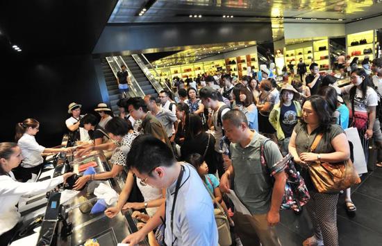 ▲资料图片:2015年7月27日,意大利佛罗伦萨The Mall购物中心,某奢侈品店内几乎被中国游客占领。