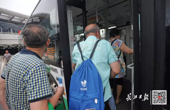 跟年轻人抢公交？上下班高峰该不该限制老年证