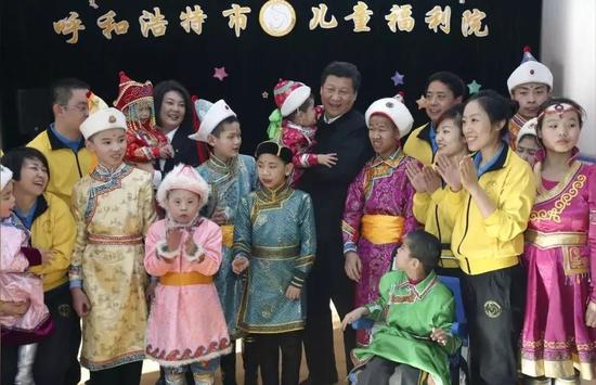 △2014年1月28日,习近平来到呼和浩特市儿童福利院看望残疾儿童