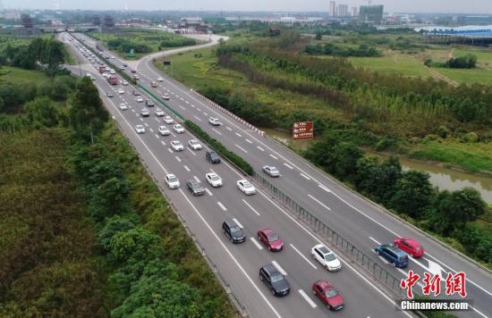 资料图:高速公路上行使的汽车。 中新社记者 刘忠俊 摄