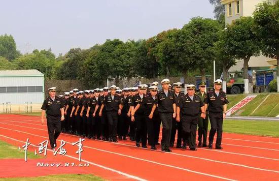 ▲俄海军陆战队员正在列队行进。