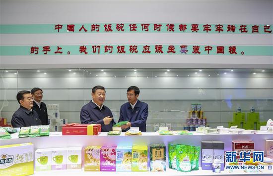 9月25日至28日,中共中央总书记、国家主席、中央军委主席习近平在东北三省考察,主持召开深入推进东北振兴座谈会。这是25日下午,习近平在黑龙江北大荒精准农业农机中心一楼大厅,察看当地出产的各类农产品。 新华社记者 谢环驰 摄