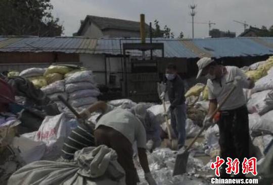 在南京郊区的一个废品收购站内，警方发现医疗废弃物约8.5吨。　警方资料图
