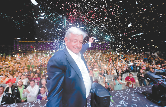 墨西哥左翼政党候选人洛佩斯2日在墨西哥城向支持者发表胜选演讲。