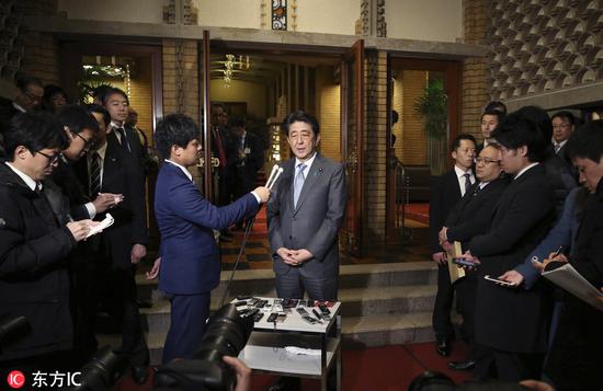 安倍晋三同特朗普就美朝第二次首脑会谈问题通电话后,在首相官邸接受记者采访(图/东方IC)