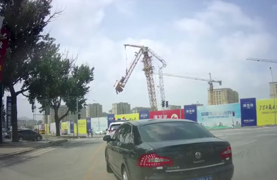 大连一塔吊突然倒塌致司机死亡 原因正在调查中