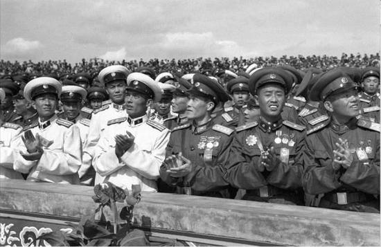 1955年国庆阅兵式，穿新式军服的三军代表在天安门观礼台上。图源：中国军网