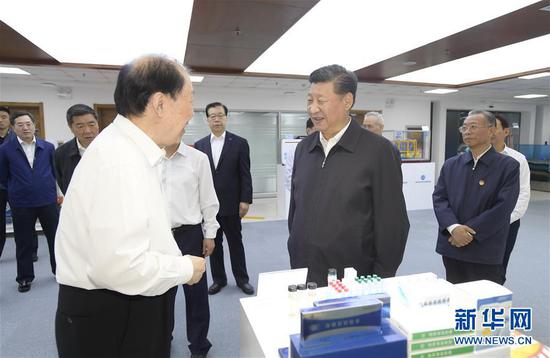 6月12日至14日,中共中央总书记、国家主席、中央军委主席习近平在山东考察。这是12日上午,习近平在青岛海洋科学与技术试点国家实验室,同科研人员亲切交谈。新华社记者 李学仁 摄