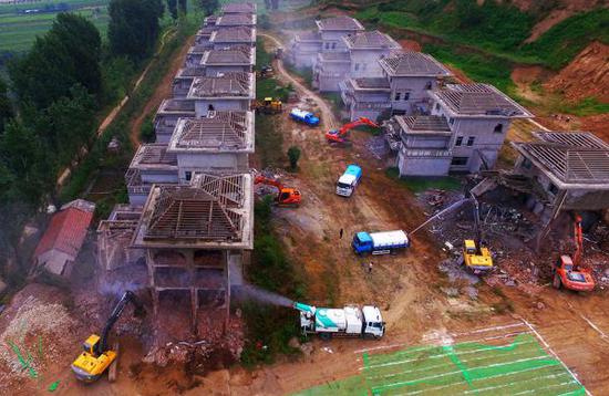 8月14日，位于西安市鄠邑区和长安区的14栋违建别墅、5处违建，被整体拆除。视觉中国 图