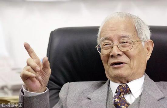 2004年1月5日,中医学专家邓铁涛教授。