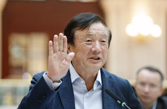 ▲1月15日,任正非在华为公司总部接受媒体采访。(视觉中国)