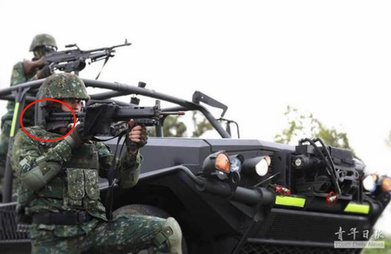 台军士兵拿枪姿势部队的照片在网上流传(图片来源:台《青年日报》)