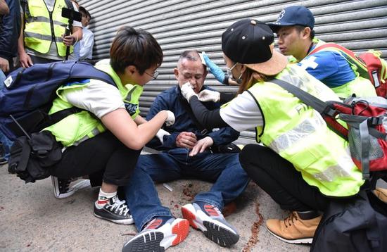 日本游客香港街头遭袭日网友这不是暴行是什么