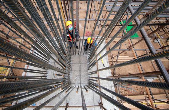  ↑5月4日，在河北省邯郸市峰峰矿区经济开发区产业园一项目建设工地，工人在施工作业。