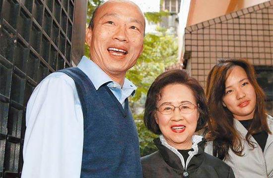 韩国瑜（左）打造“爱情产业链”，13日北上邀请知名作家琼瑶（中）担任总顾问，女儿韩冰（右）也陪同出席。（图片来源：台湾“中时电子报”）