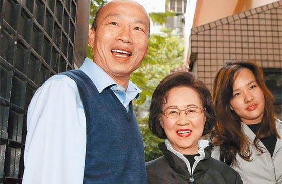 韩国瑜(左)打造“爱情产业链”,13日北上邀请知名作家琼瑶(中)担任总顾问,女儿韩冰(右)也陪同出席。(图片来源:台湾“中时电子报”)