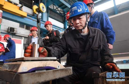 3月23日,在河北省石家庄市,工人在河钢集团石钢公司的车间工作。新华社记者 殷博古 摄