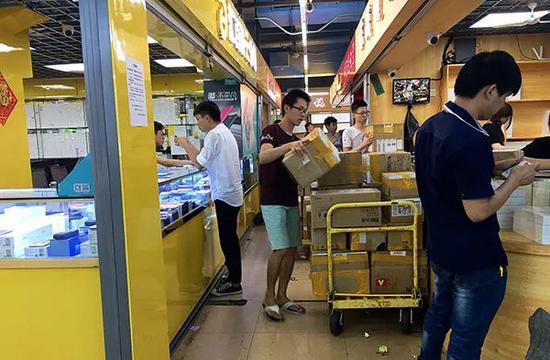 ▲华强北手机卖场。 澎湃新闻