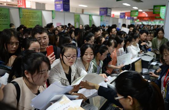 ▲ 4月1日,陕西举办基层医疗卫生机构定向招聘会。图/新京报社