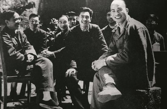 1961年,林乎加(前右)、田家英(左一)在浙江调研。