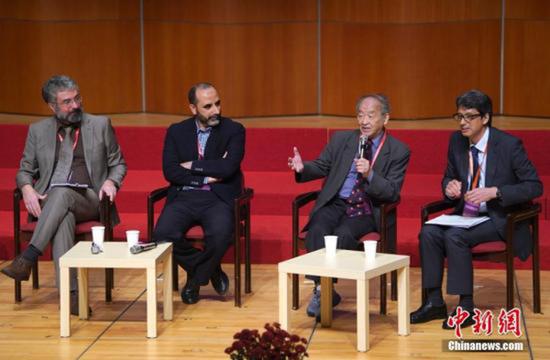 第二届人类基因组编辑国际峰会11月27日在香港大学开幕。 图为生命伦理学专家邱仁宗(右二)等专家学者谈论人类基因组编辑引发的社会与伦理问题。 中新网 图