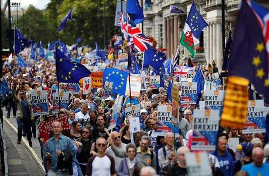 英国民众参加“反脱欧”游行。(图源:路透社)