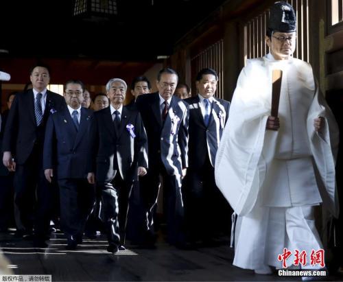 资料图:当地时间2018-06-25,日本靖国神社春季大祭第二日,当天早上,一批日本议员抵达靖国神社进行参拜。