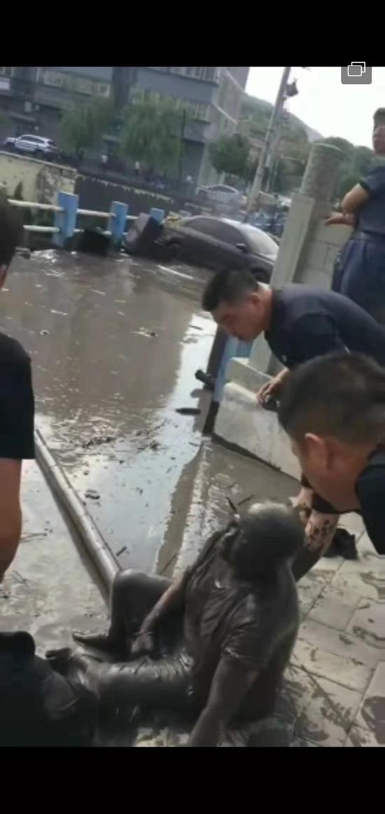 洪水涌入街道。视频截图