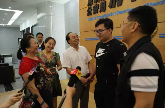 视频：男子3岁被拐香港23年后与父母相见 警察说