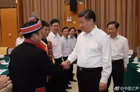 △2017年4月,习近平在广西考察时与基层代表座谈。