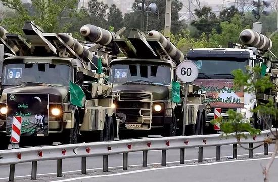 4月18日,在伊朗德黑兰,军车在建军节阅兵式上行进。(新华社/法新)