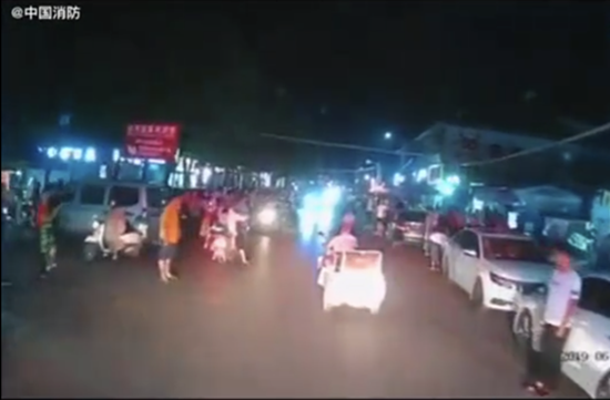 三轮车阻碍消防车通行拒绝让路 被群众掀倒路边
