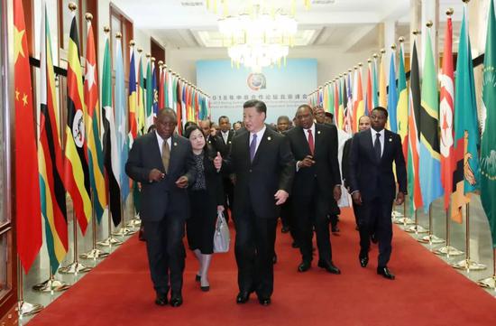 ▲2018年9月3日，中非合作论坛北京峰会在人民大会堂隆重开幕。这是习近平同出席论坛峰会的外方领导人走向会场。新华社记者庞兴雷摄