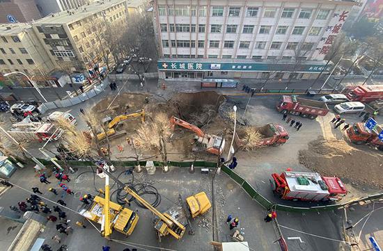 西宁路面塌陷已致6人遇难 扩挖坑洞搜救失踪人员
