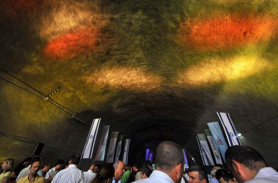2009年7月22日，中方承建以色列卡尔迈勒隧道竣工。 新华社记者殷博古摄