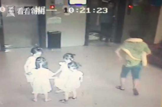 半夜客厅有响动 主人起床看到金黄色巨蟒在吐信子