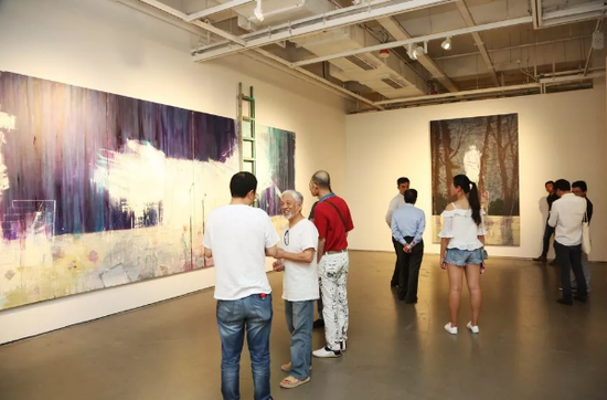 著名策展人栗宪庭在张春华的作品前驻足。