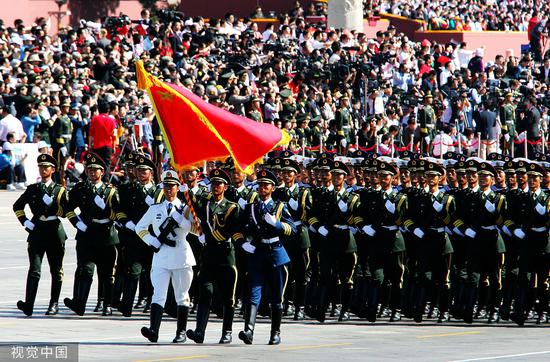 2009年10月1日上午，在北京天安门广场，中国人民解放军三军仪仗队通过主席台。当日，国庆60周年庆祝大会在此召开。图源：视觉中国