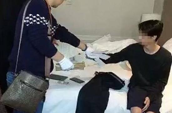 陈龙(化名)在宾馆被警方抓获。 东方网 图