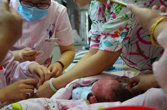 明光市中医院为男婴做身体检查。  本文图片均为明光市委宣传部 供图