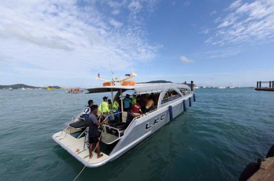  7月6日，在泰国普吉，救援队伍从码头出发前往事发海域。新华社 图