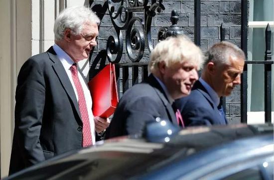 6月26日，“脱欧”事务大臣戴维·戴维斯（左）和外交大臣鲍里斯·约翰逊（中）在参加完内阁会议后离开唐宁街10号首相官邸。新华社/法新
